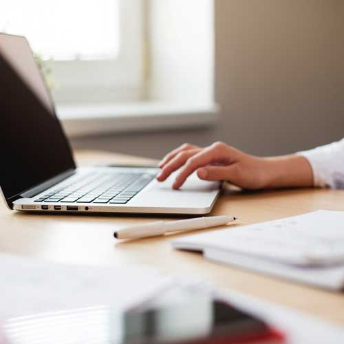 Image of a person typing on a laptop representing Ejecutiva modality
